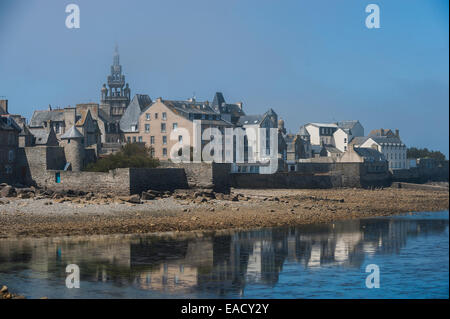 Stadt von Roscoff vom Pier, Bretagne, Frankreich Stockfoto