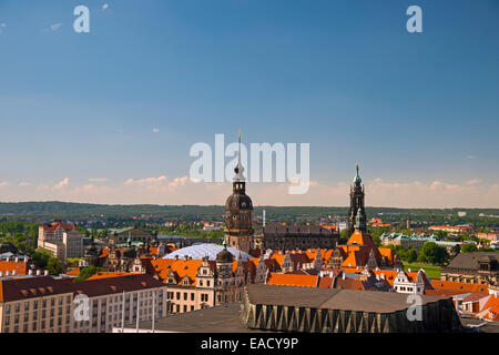 Blick von der Heiligen-Kreuz-Kirche über das Dach des Kulturpalastes in Richtung Hausmannsturm Turm und Dresden Kathedrale, Stockfoto