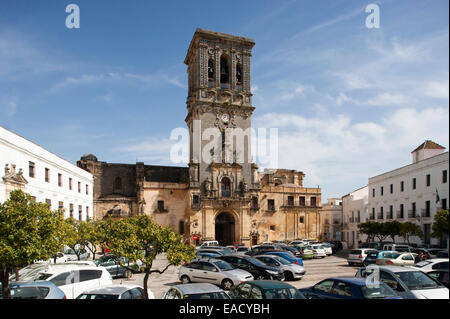Plaza del Cabildo, Kirche Santa Maria De La Asuncion, Arcos De La Frontera, Provinz Cádiz, Andalusien, Spanien Stockfoto