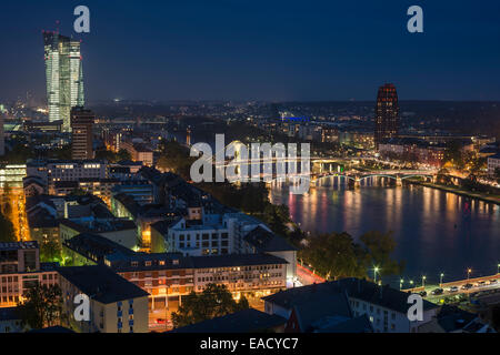 Blick auf die Stadt und das Mainufer von der Spitze des Doms, der das neue beleuchtete Hochhaus der Europäischen Zentralbank Stockfoto