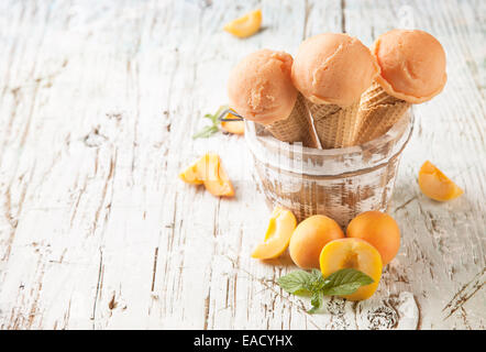 Studio Photo Eisportionierer in Waffelkegeln. Serviert auf Holzbohlen Stockfoto