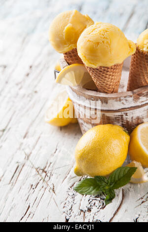 Studio Photo Eisportionierer in Waffelkegeln. Serviert auf Holzbohlen Stockfoto
