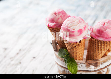 Studio Photo Eisportionierer in Waffelkegeln. Serviert auf Holzbohlen Stockfoto