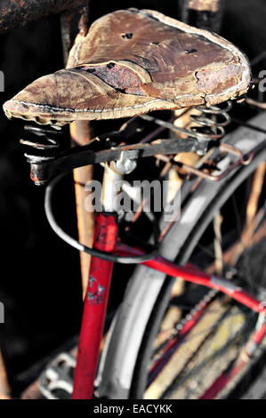 Detail mit zerrissenen Vintage Leder Fahrradsattel Stockfoto