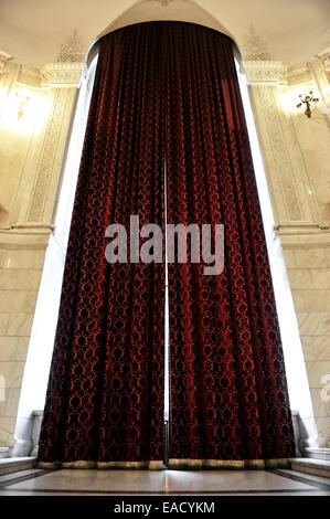 Große Fenster Samtvorhang gegen Außenleuchte erschossen Stockfoto