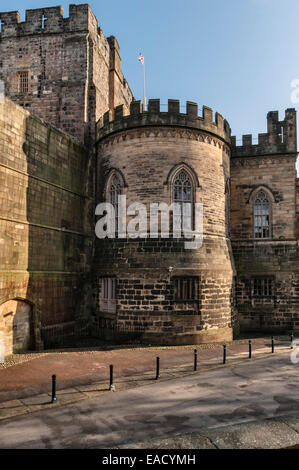 Lancaster Castle, Lancashire, Großbritannien. Ein Detail des Äußeren, das die mittelalterlichen Zaunmauern und Türme zeigt Stockfoto