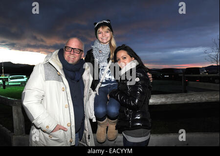 Salzburg, Österreich. 11. November 2014. Österreichische Sängerin Gerry Friedle Alias DJ Ötzi, seine Frau Sonja und ihre Tochter Lisa Marie in ein traditionelles Weihnachtsfest anzeigen auf den Gnadenhof Gut Aiderbichl in Henndorf bei Salzburg, Österreich, 11. November 2014. 6. Dezember 2014 wird die Show "Advent in Aiderbichl" auf der TV-Sender ORF 2 einen Bericht auf dem Weihnachts-Display übertragen. Das Tierheim ist Heimat von Tieren, die aus traurigen Situationen kommen. Bildnachweis: Dpa picture Alliance/Alamy Live News Stockfoto