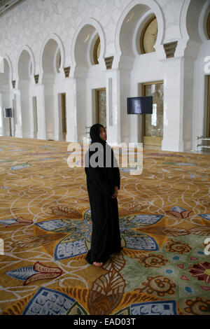 Treues Frauenbild in der Sheikh-Zayed-Moschee, Frauen Gebetsraum, Abu Dhabi, Emirat von Abu Dhabi, Vereinigte Arabische Emirate Stockfoto