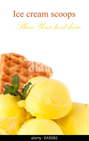 Leckeres Eis Kugeln mit freiem Speicherplatz für Text. Isoliert auf weißem Hintergrund Stockfoto