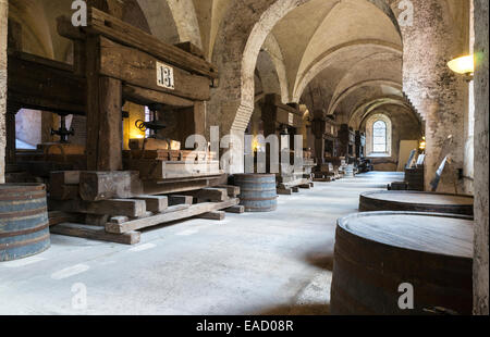 Historische Keltern in das Laien Refektorium, der Speisesaal der Laien, die Zisterzienserabtei Eberbach, Eltville am Rhein, Rheingau Stockfoto