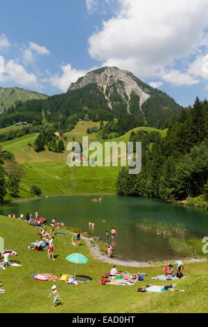 Seewaldsee-See in der Nähe von Fontanella, vor Blasenka Berg, Biosphärenpark Großes Walsertal, Vorarlberg, Österreich Stockfoto