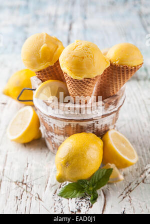 Studio Photo Eisportionierer in Waffelkegeln. Serviert auf Holzbohlen Stockfoto