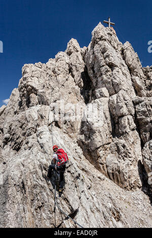 Bergsteiger auf der Imst Klettersteig während der Besteigung des Mt Maldenkopf in den Lechtaler Alpen mit dem Gipfel des Mt-Maldenkopf Stockfoto