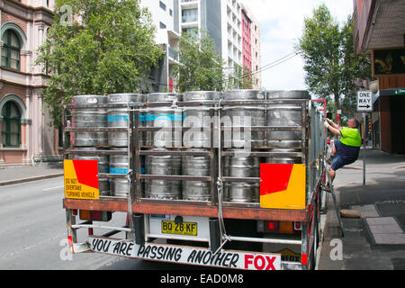 Fuchs der Marke LKW liefert Bier zu einem chippendale Pub in Sydney, Australien Stockfoto