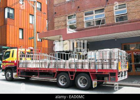 Fuchs der Marke LKW liefert Bier zu einem chippendale Pub in Sydney, Australien Stockfoto