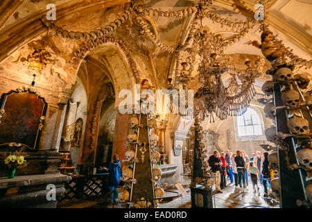 Das Beinhaus in Sedlec Kostnice Besucher. Beinhaus enthalten Skelette über 50.000 Menschen. Stockfoto