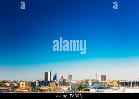 TALLINN, Estland - 26. Juli 2014: Skyline von Tallinn, blaue Himmel bei Sonnenaufgang, Estland. Blick aus Meer, Golf von Finnland Stockfoto