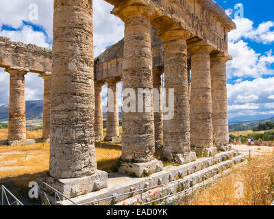 Spalten des dorischen Tempels der Elymer von Segesta, Calatafimi, Provinz Trapani, Sizilien, Italien Stockfoto