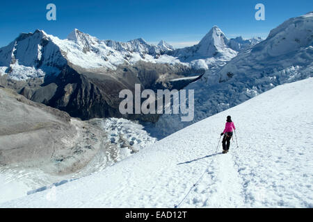 Bergsteiger beim Aufstieg von Mt Nevado Pisco, Cordillera Blanca, Peru Stockfoto