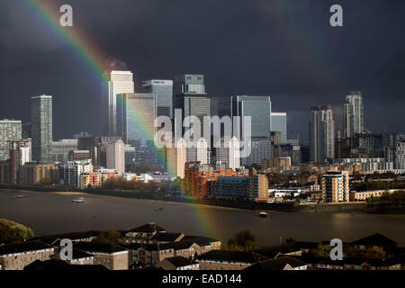 London, UK. 12. November 2014.  Regenbogen über Canary Wharf Geschäftshäuser Credit: Guy Corbishley/Alamy Live News Stockfoto