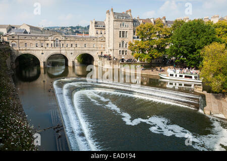 Wasser fließt über / durch das Wehr am Fluss Avon in Bath, Somerset UK, unten in der Nähe / südlich von Pulteney Bridge. Stockfoto