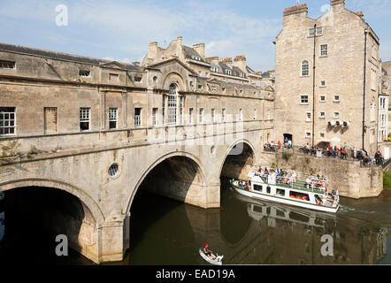 Touristenboot unter Pulteney Bridge; überspannt den Fluss Avon in Bath, Somerset UK. Designer: Architekt Robert Adam (Palladio-Stil) Stockfoto