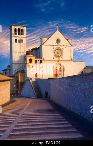 Die päpstliche Basilika des Hl. Franziskus von Assisi, eucharistiefeier Basilica di San Francesco, Assisi, Umbrien, Italien Stockfoto