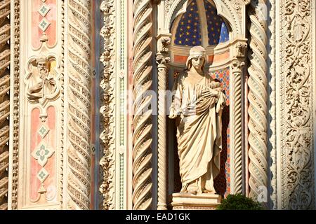 Statue der Heiligen reparata auf der Fassade des Doms von Florenz, Kathedrale von Santa Maria Del Fiore, Florenz, Toskana, Italien Stockfoto