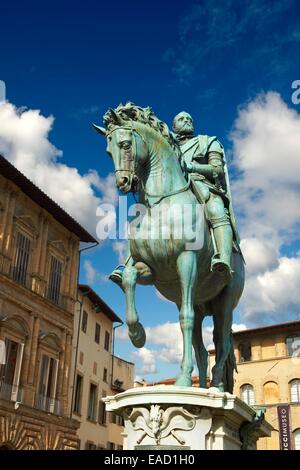 Das bronzene Reiterstandbild von Cosimo I von Giambologna, 1594, Piazza della Signoria, Florenz, Toskana, Italien Stockfoto