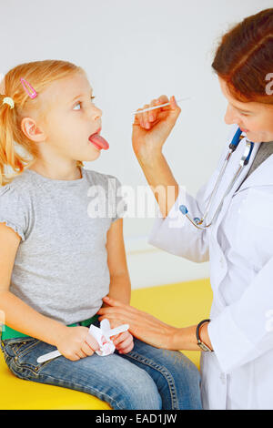 Kinderarzt Arzt Prüfung kleines Mädchen. Stockfoto