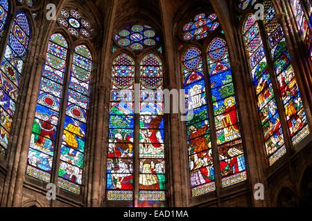 Mittelalterlichen gotischen Glasfenster mit Szenen aus dem Martyrium von Saint Denis, Dom der Basilika von Saint Denis Stockfoto