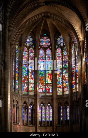 Gotische Glasfenster mit Szenen aus dem Martyrium von Saint Denis, Dom der Basilika von Saint Denis Stockfoto