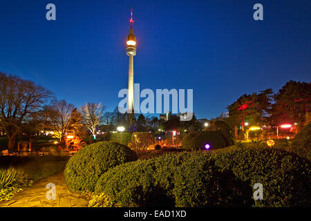 Winter-leuchten in Westfalen Park mit dem Fernsehturm Florian in der Abenddämmerung, Dortmund, Nordrhein-Westfalen, Deutschland Stockfoto