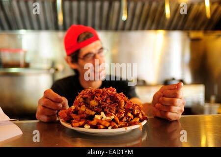 Poutine, eine kanadische Fastfood-Spezialität, Provinz Quebec, Kanada Stockfoto