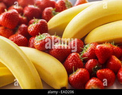 Banane, Musa Acuminata, gelben Gegenstand, rotem Hintergrund. Stockfoto