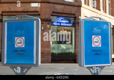 Außerhalb der ausgewiesenen Rauchverbotsschilder, außerhalb des italienischen Restaurants, Manchester, Großbritannien Stockfoto