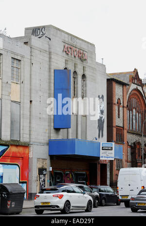 Der verlassenen Astoria-Theater in Brighton verfügt über eine große Kopie des berühmten Banksy Wandbild The Kissing Coppers geschlossen Stockfoto