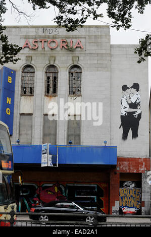 Der verlassenen Astoria-Theater in Brighton verfügt über eine große Kopie des berühmten Banksy Wandbild The Kissing Coppers geschlossen Stockfoto