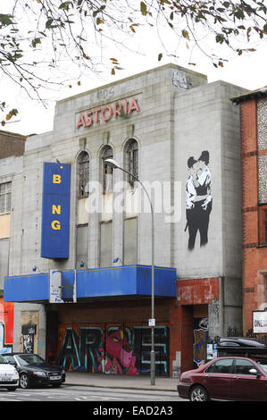 Der verlassenen Astoria-Theater in Brighton verfügt über eine große Kopie des berühmten Banksy Wandbild The Kissing Coppers geschlossen Stockfoto