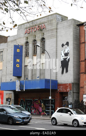 Der verlassenen Astoria-Theater in Brighton verfügt über eine große Kopie des berühmten Banksy Wandbild The Kissing Coppers geschlossen Stockfoto