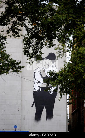 Der verlassenen Astoria-Theater in Brighton verfügt über eine große Kopie des berühmten Banksy Wandbild The Kissing Coppers geschlossen Stockfoto