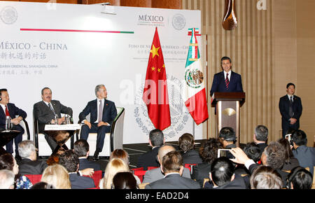 (141112)--SHANGHAI, 12. November 2014 (Xinhua)--mexikanischen Präsidenten Enrique Pena Nieto (2. R, Rücken) spricht in einem China-Mexiko-Seminar für Unternehmer in Shanghai, Ost-China, 12. November 2014 statt. Enrique Pena Nieto ist zum Staatsbesuch nach China. (Xinhua/Fang Zhe) (Wyl) Stockfoto