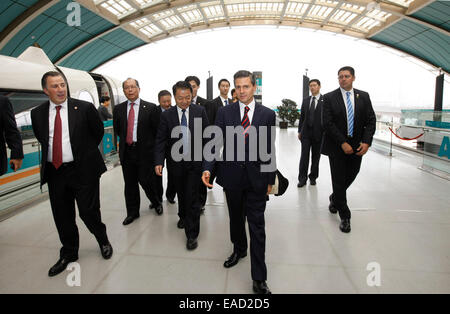 (141112)--SHANGHAI, 12. November 2014 (Xinhua)--mexikanischen Präsidenten Enrique Pena Nieto (C vorne) erfährt der Magnetschwebebahn in Shanghai, Ost-China, 12. November 2014. Enrique Pena Nieto ist zum Staatsbesuch nach China. (Xinhua/Fang Zhe) (Wyl) Stockfoto