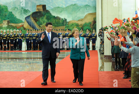 (141112)--Peking, 12. November 2014 (Xinhua)--chinesische Präsident Xi Jinping (L) hält eine Willkommenszeremonie für Ihren Besuch auf chilenischen Präsidentin Michelle Bachelet Jeria in der großen Halle des Volkes in Peking, Hauptstadt von China, 12. November 2014. XI, Gespräche mit Michelle Bachelet Jeria am Mittwoch. (Xinhua/Zhang Duo) (Wyl) Stockfoto