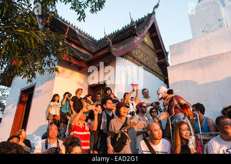 Touristen an Spitze der Phu Si Hill bei buddhistischen Tempel anzeigen Sonnenuntergang über Mekong River, Luang Prabang, Laos, Südostasien, Asien Stockfoto