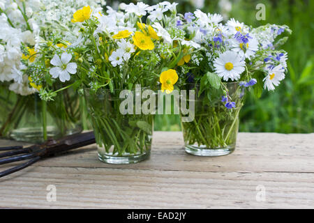 Vasen mit Wildblumen und Schere Stockfoto