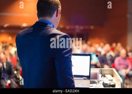 Redner bei Business-Konferenz. Stockfoto