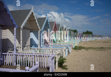 Bunte Strandhütten am Strand, Mersea Island, Essex