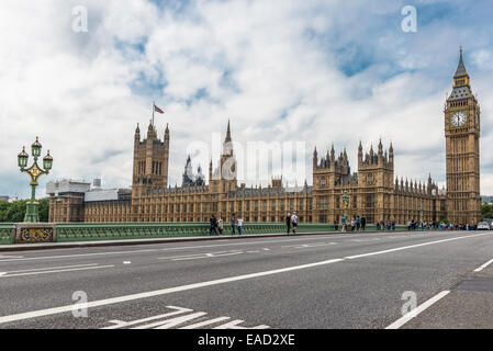 LONDON - 27. August 2014: Touristen über die Westminster Brücke vor dem Big Ben und die Houses of Parliament Stockfoto