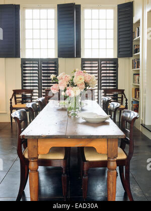 Esszimmer mit Blumen und Platten Stockfoto